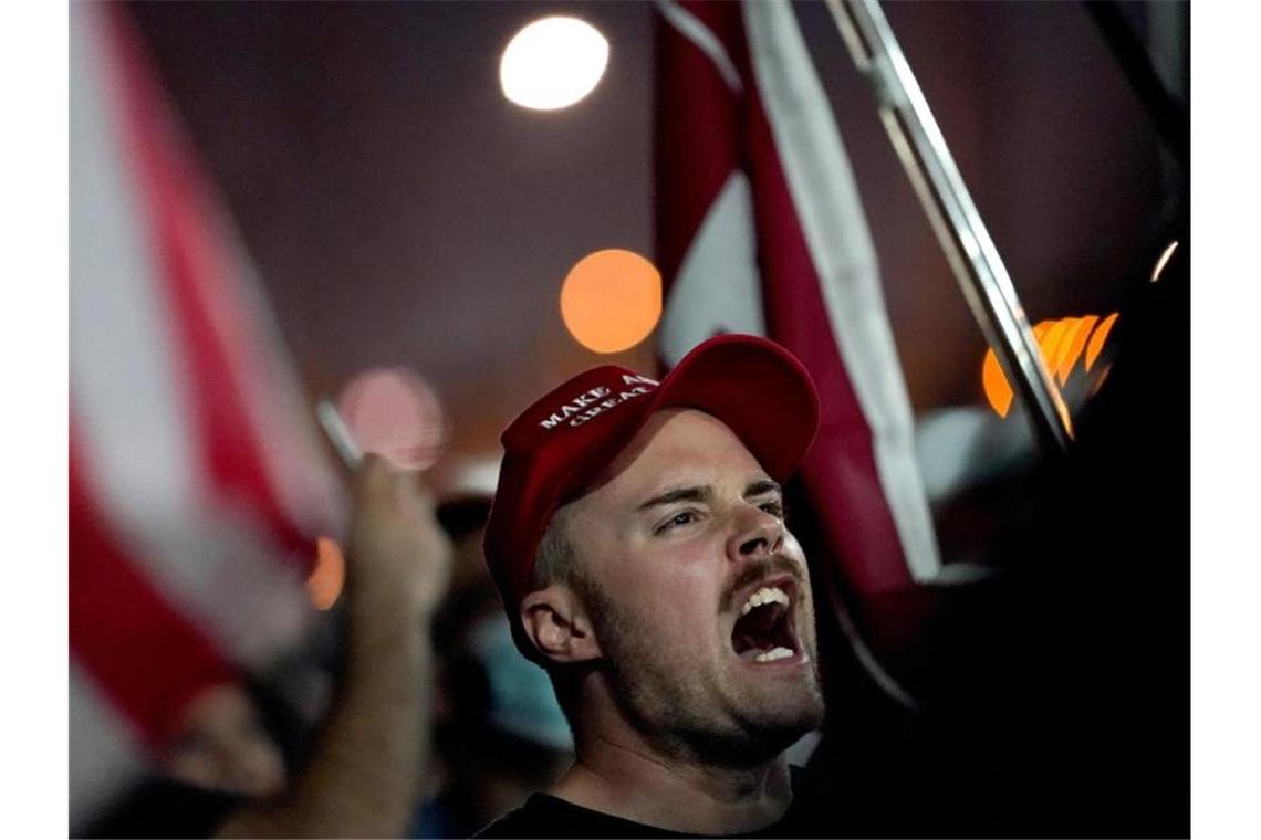 Anhänger von Donald Trump demonstrieren in Phoenix/Arizona. Foto: Matt York/AP/dpa