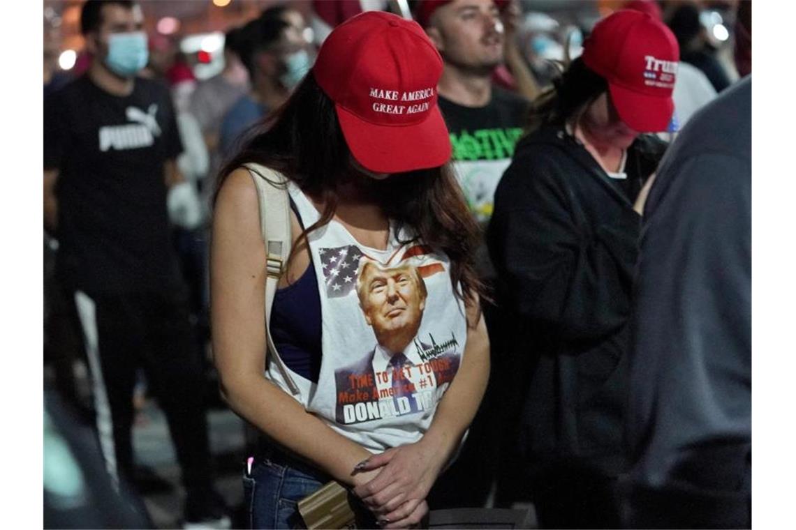Anhänger von Donald Trump demonstrieren und beten in Phoenix im Bundesstaat Arizona. Foto: Matt York/AP/dpa