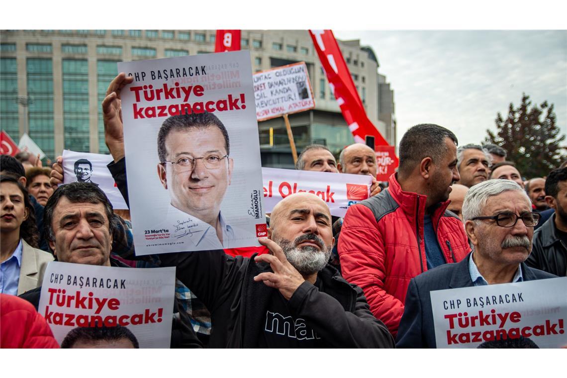 Anhänger von Ekrem Imamoglu, Ex-Bürgermeister der Stadt Istanbul und Präsidentschaftskandidat, im Oktober 2025  vor dem Caglayan-Gerichtsgebäude in Istanbul.