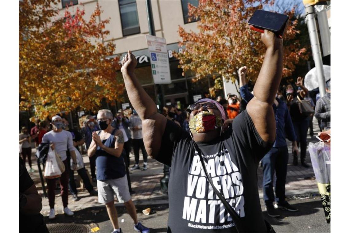 Biden gewinnt Präsidentenwahl - Trump will nicht weichen Anhänger von Joe Biden feiern auf den Straßen Philadelphias. Foto: Rebecca Blackwell/AP/dpa