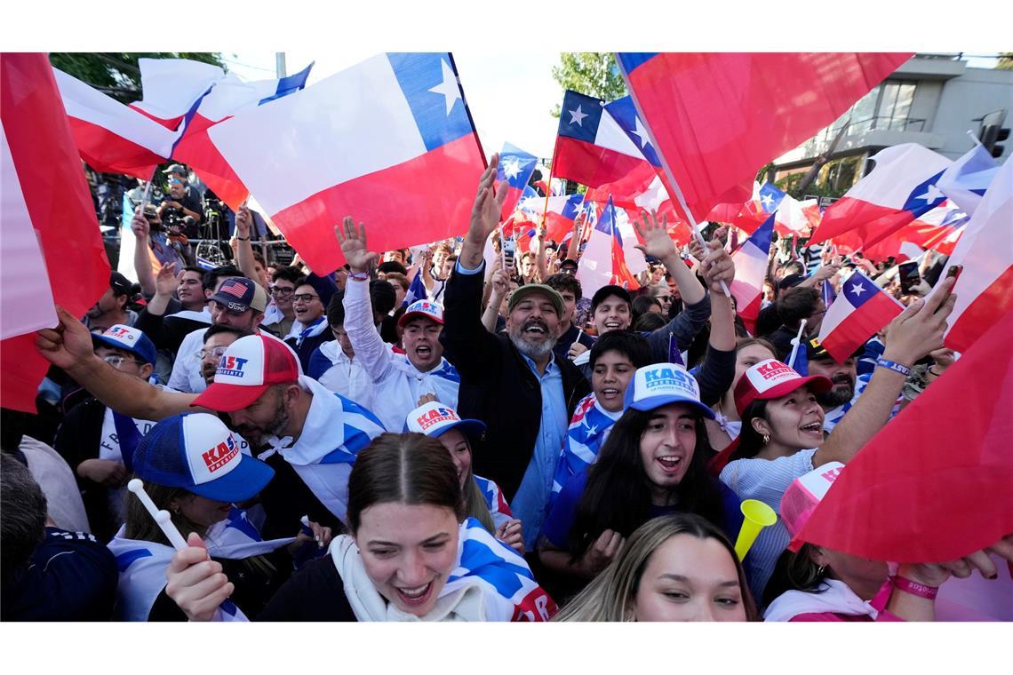 Anhänger von Jose Antonio Kast  feiern nach Schließung der Wahllokale.