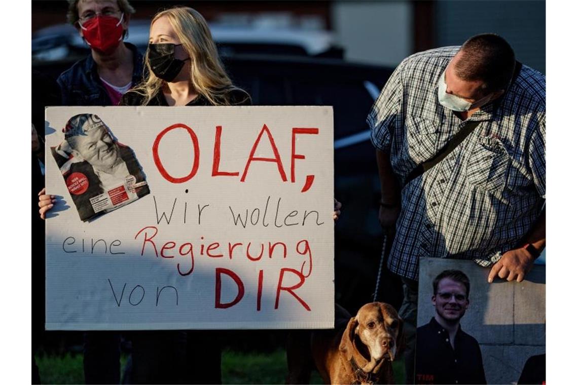 Anhänger von Olaf Scholz unterstützen den SPD-Kanzlerkandidaten bei einer Wahlkampfveranstaltung. Foto: Axel Heimken/dpa