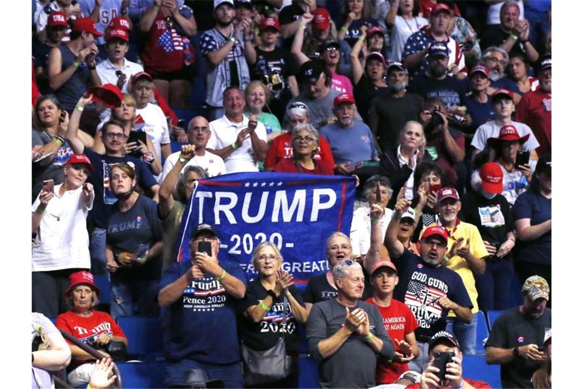 Trump erneuert Kritik an Deutschland: „Billion“-Schulden Anhänger von Präsident Donald Trump machen Stimmung. Foto: Sue Ogrocki/AP/dpa