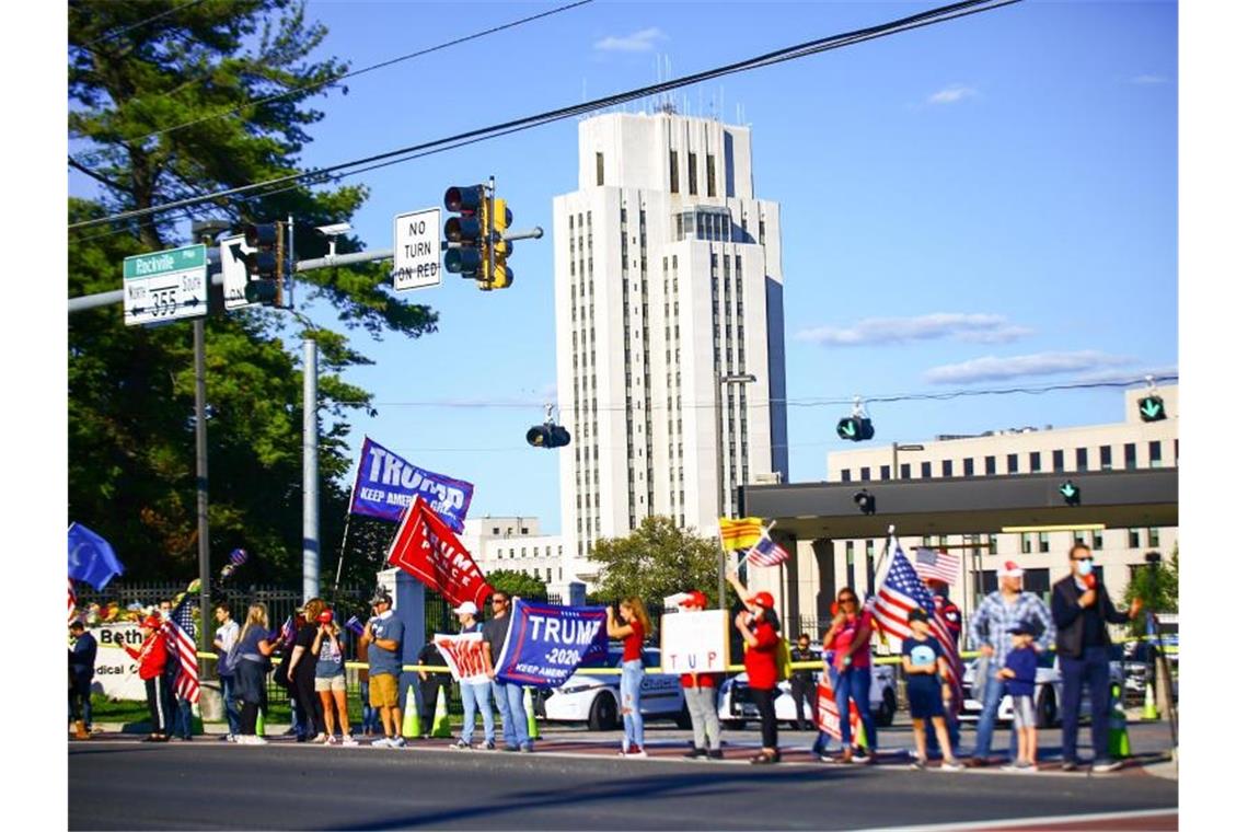 Arzt: Trump kann womöglich schon bald zurück ins Weiße Haus Anhänger von US-Präsident Donald Trump versammeln sich vor dem Militärkrankenhaus in Bethesda. Foto: Steven Ramaherison/TheNEWS2 via ZUMA Wire/dpa