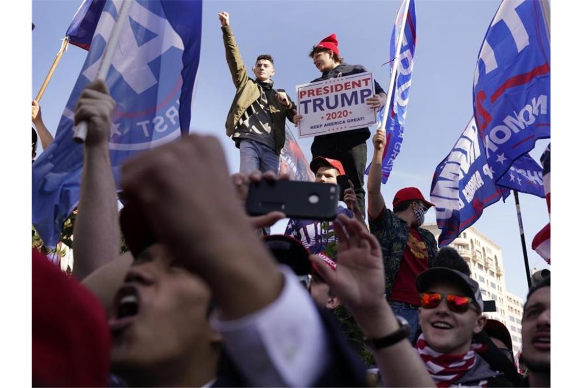 Anhänger von US-Präsident Trump nehmen an einem Protestmarsch teil. Foto: Jacquelyn Martin/AP/dpa