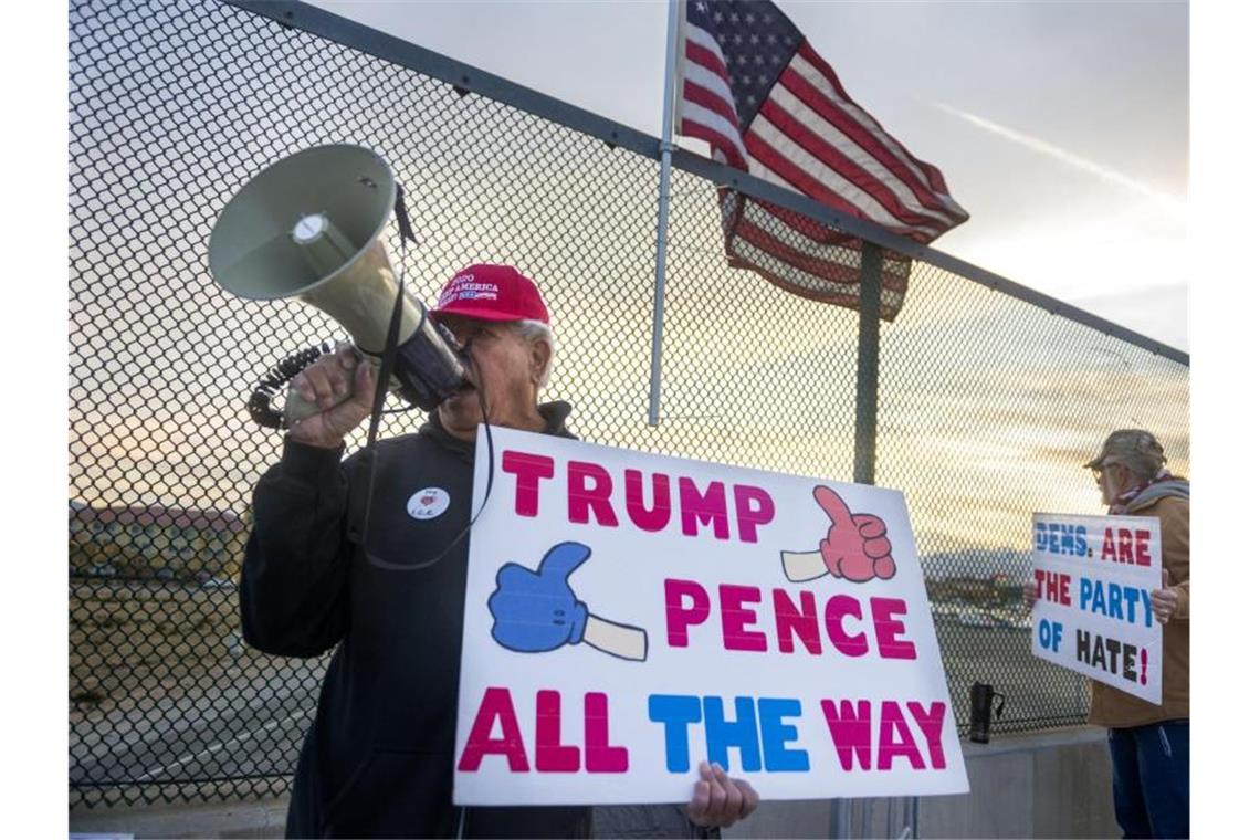 Anhänger von US-Präsident Trump protestieren gegen das Impeachmentverfahren in Victorville im US-Bundesstaat Kalifornien. Foto: James Quigg/The Daily Press/AP/dpa