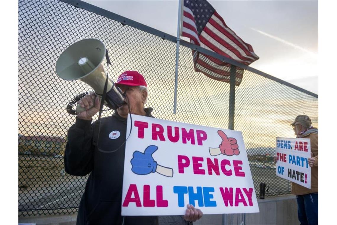 Hitzige Debatte im US-Kongress vor Impeachment-Votum Anhänger von US-Präsident Trump protestieren gegen das Impeachmentverfahren in Victorville im US-Bundesstaat Kalifornien. Foto: James Quigg/The Daily Press/AP/dpa