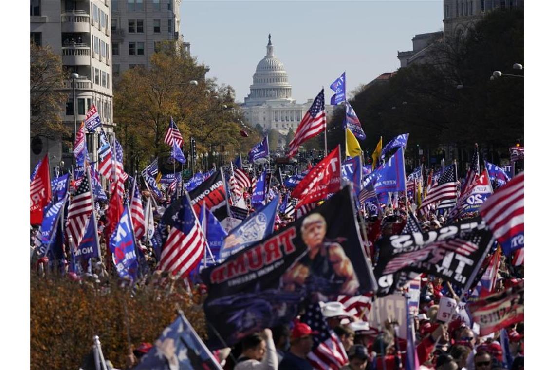 Trump twittert über Bidens Wahlsieg Anhänger von US-Präsident Trump versammeln sich bei einem Protest in der Nähe des Kapitols. Foto: Julio Cortez/AP/dpa