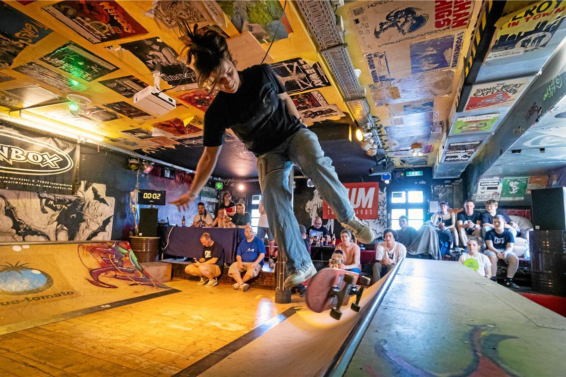 Skateboard-Wettbewerb im Backnanger Juze Anika Braunger aus Stuttgart zeigt sich beim Wettbewerb im Juze souverän und experimentierfreudig. Wie die anderen Fortgeschrittenen ist sie ganz schön akrobatisch unterwegs. Fotos: Alexander Becher
