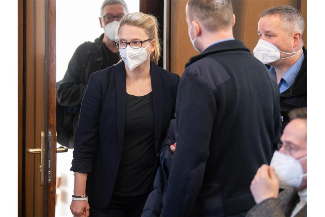 Zivilprozess gegen verurteilten Doppelmörder gestartet Anja Darsow betritt im Zivilprozess zur Klage des Landes Hessen gegen ihren wegen Doppelmordes verurteilten Ehemanns den Verhandlungssaal. Foto: Boris Roessler/dpa