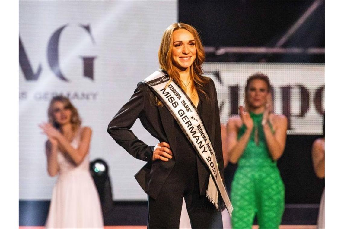 Anja Kallenbach, zweifache Mutter aus Thüringen, steht nach ihrer Wahl zur neuen „Miss Germany“ auf der Bühne. Foto: Philipp von Ditfurth/dpa