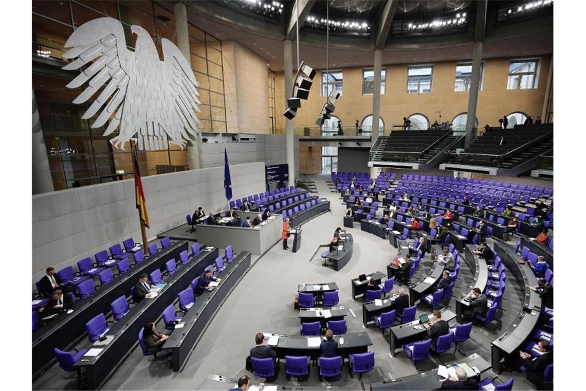 Anja Karliczek (CDU), Bundesministerin für Bildung und Forschung, spricht im Plenum im Bundestag. Auf der Tagesordnung stehen unter anderem die Verabschiedung des Gesetzes zum künftigen Umgang mit den Stasi-Akten. Foto: Michael Kappeler/dpa