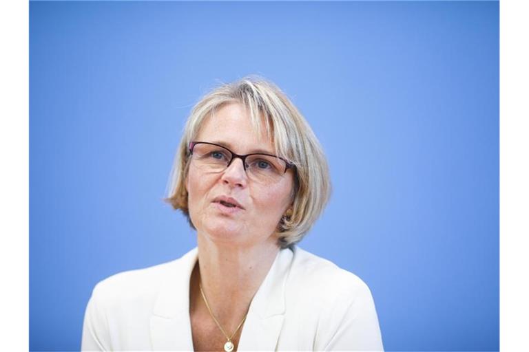 Anja Karliczek (CDU), Bundesministerin für Bildung und Forschung, nimmt an einer Pressekonferenz über ein deutsches Programm zur Unterstützung der Entwicklung eines Impfstoffs gegen COVID-19 teil. Foto: Markus Schreiber/AP POOL/dpa
