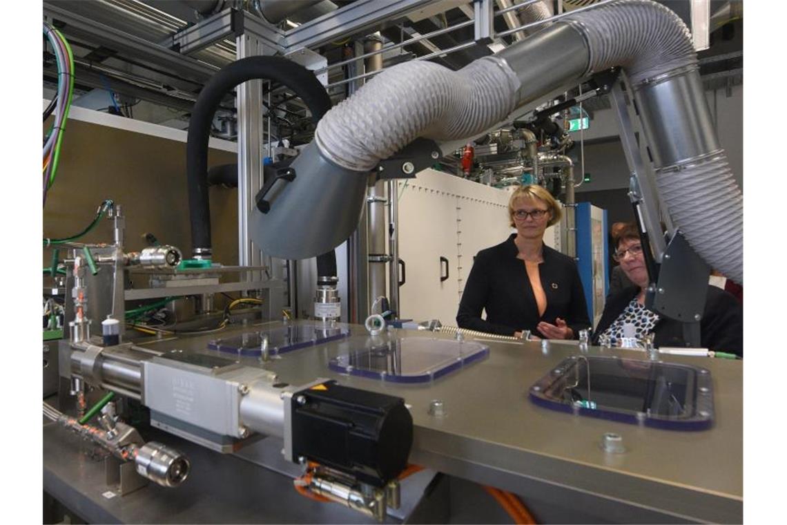 Anja Karliczek (CDU, M) besucht das Zentrum für Sonnenenergie und Wasserstoffforschung. Foto: Stefan Puchner/dpa/Archivbild