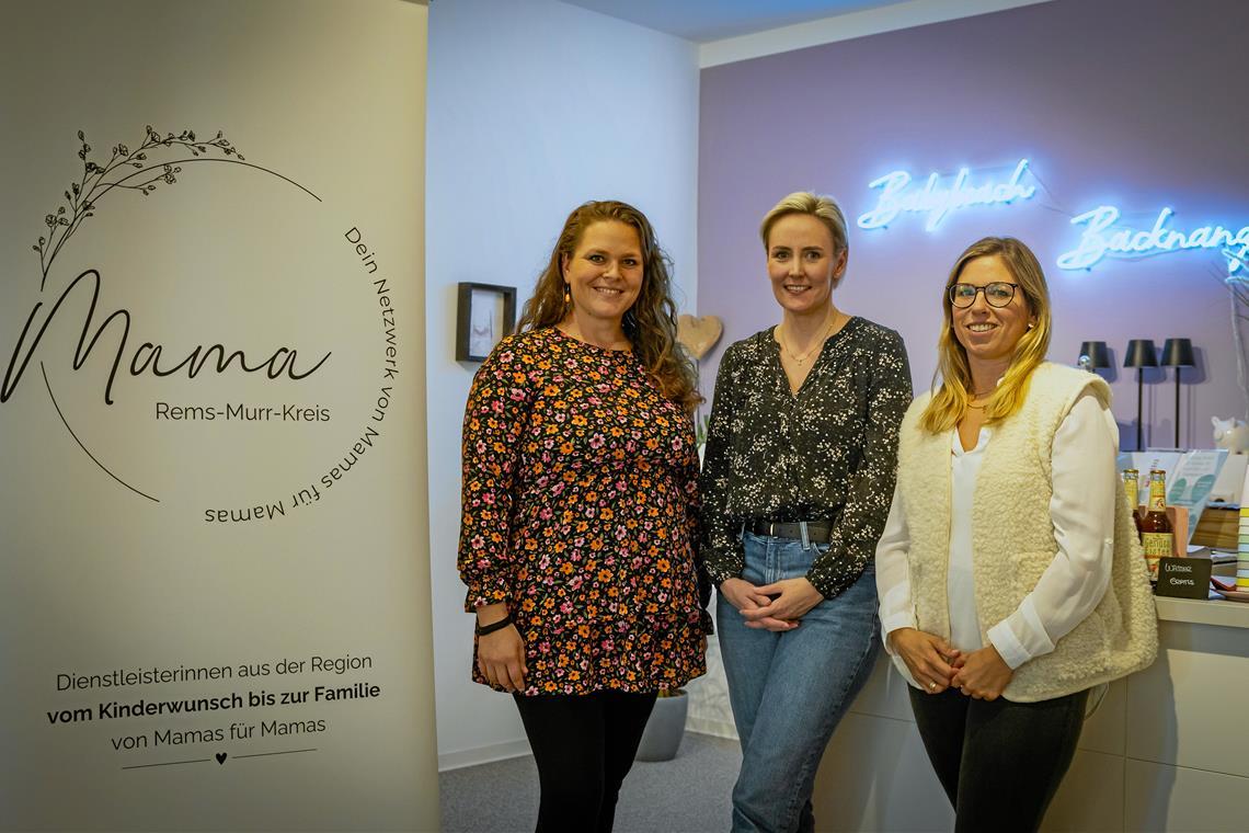 Mamas im Rems-Murr-Kreis vernetzen sich Anja König (von links), Lena Runft und Nadja Ammann haben sich im Babybeach in Backnang zum ersten Mal getroffen. Foto: Alexander Becher