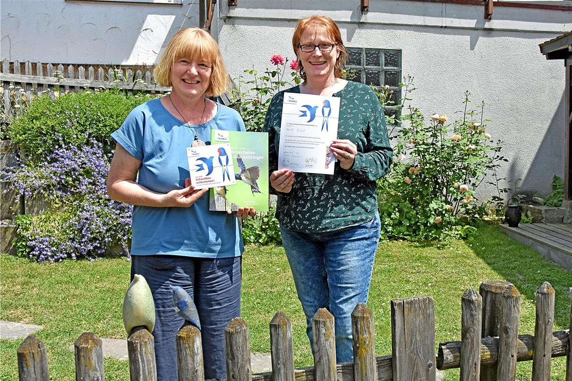 Anja McGrath (rechts) vom Nabu Backnang überreicht Elke Brünle Urkunde und Plakette für ihren langjährigen Einsatz für die Schwalben.
