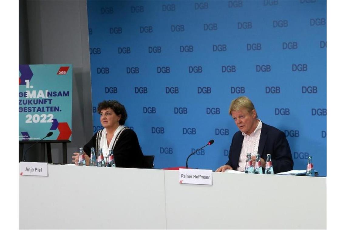 Anja Piel (l-r), Reiner Hoffmann und Elke Hannack bei der DGB-Jahrespressekonferenz. Foto: Wolfgang Kumm/dpa