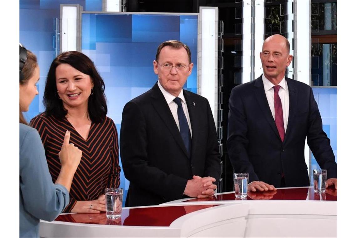 Anja Siegesmund von den Grünen, Ministerpräsident Bodo Ramelow (Die Linke) und Wolfgang Tiefensee von der SPD bei einer TV-Debatte vor der Wahl im Oktober. Foto: Martin Schutt/zb/dpa