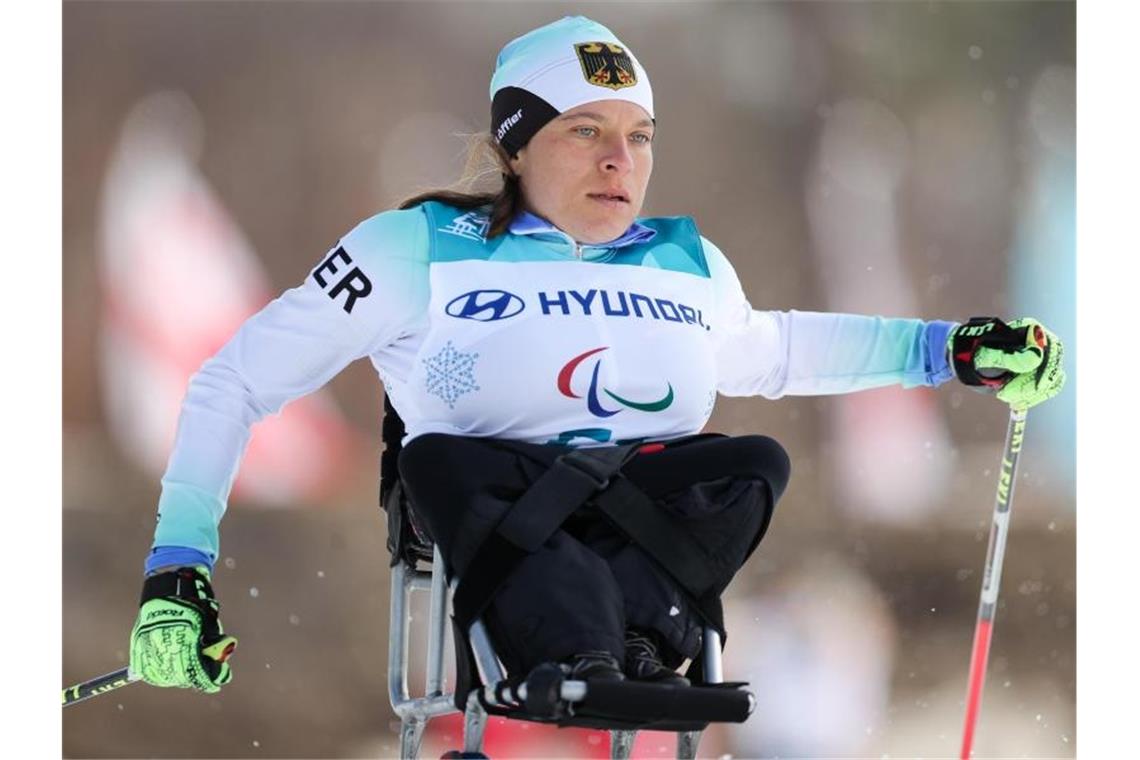Sitz-Biathletin Anja Wicker IPC-Sportlerin des Monats Anja Wicker (Deutschland) fährt im 1,1km Sprint Damen Langlauf sitzend über die Strecke bei den Paralympics 2018. Foto: Jan Woitas/dpa-Zentralbild/dpa/Archiv