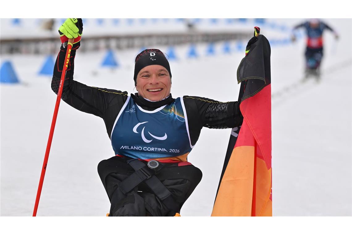 Anja Wicker jubelt über ihre vierte Medaille bei diesen Paralympics.
