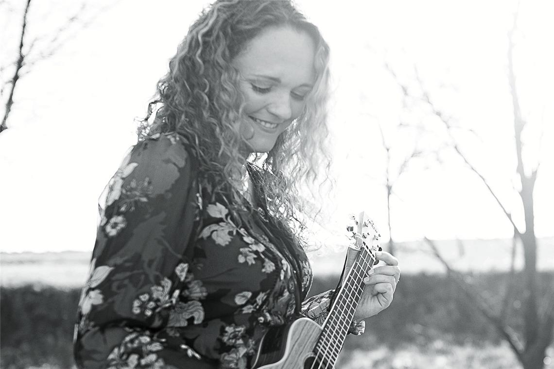 Anke Hagner: Gesang, Ukulele, Flöten, Tasten, Melodica, Waschbrett. Foto: L. Heinemann