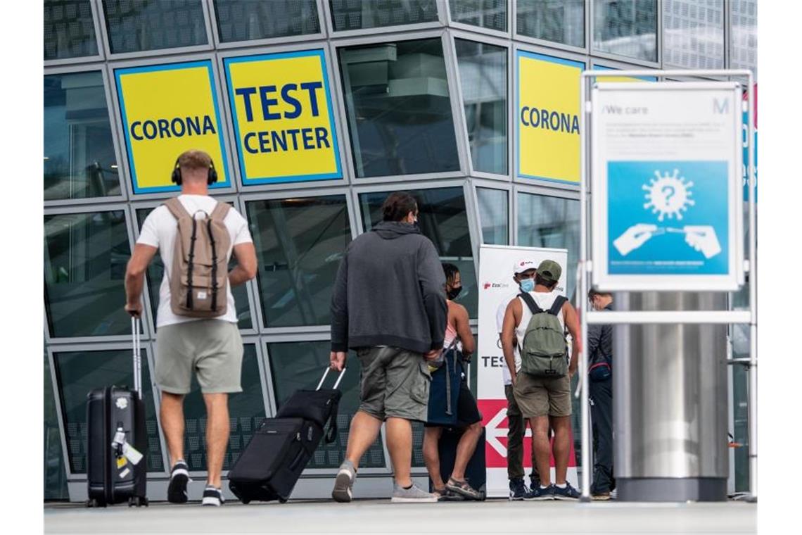 Ankommende Fluggäste gehen zu einem Corona- Testcenter am Flughafen München. Foto: Matthias Balk/dpa