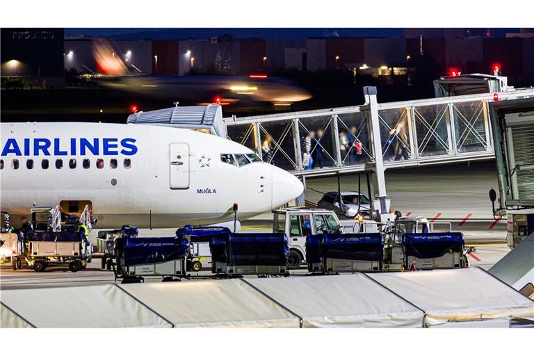 Flug mit Afghanen soll in Deutschland gelandet sein Ankunft in der niedersächsischen Landeshauptstadt: In Hannover ist ein Flieger aus Istanbul gelandet.