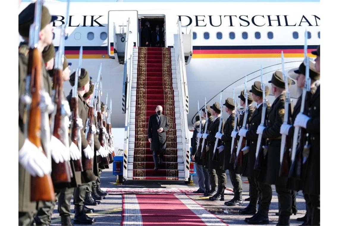 Geld statt Waffen: Scholz sagt Ukraine Millionen zu Ankunft in Kiew: Bundeskanzler Olaf Scholz verlässt den Airbus A340 der Luftwaffe. Foto: Kay Nietfeld/dpa