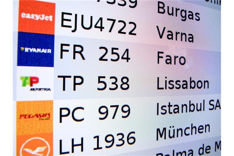 Ankunftstafel am Flughafen Berlin-Brandburg (BER) - eine generelle Testpflicht besteht bisher für alle Flugpassagiere. Foto: Jens Kalaene/dpa