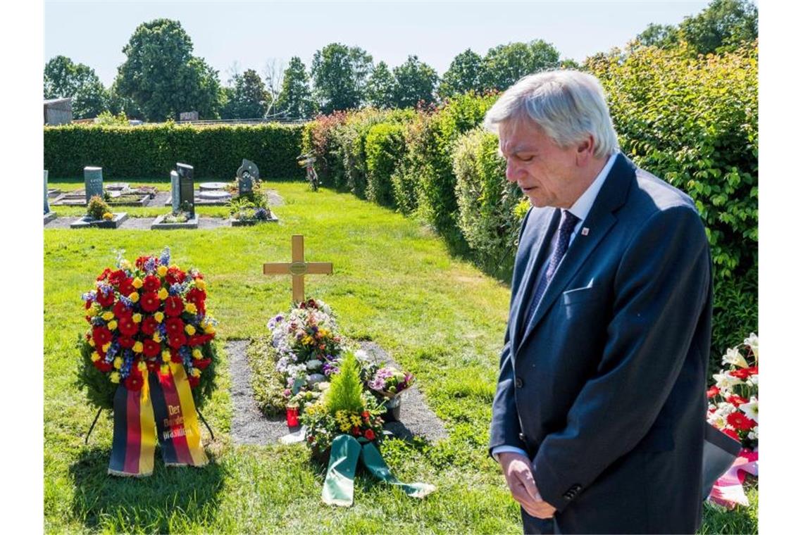 Anlässlich des ersten Todestages gedachte Hessens Ministerpräsident Bouffier des ermordeten Politikers Lübcke an dessen Grab. Foto: Staatskanzlei/T. Lohnes/dpa