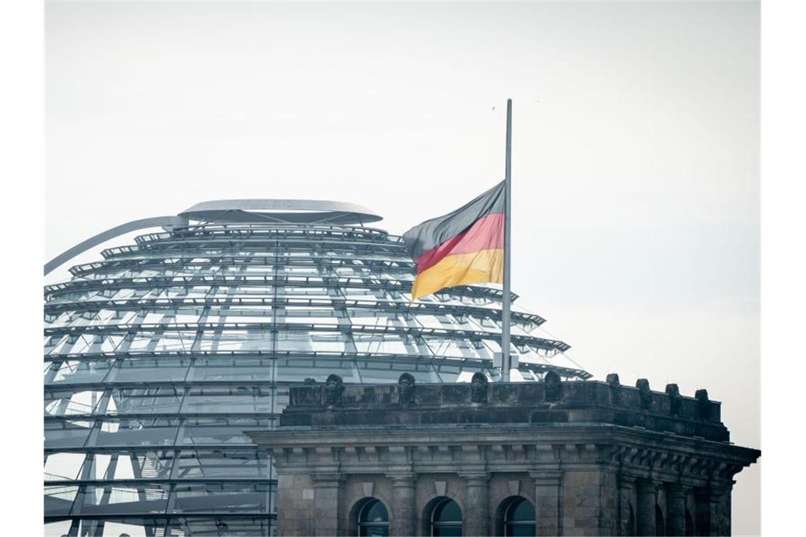 Anlässlich des Todes von Thomas Oppermann weht eine Flagge auf dem Reichstagsgebäude auf halbmast. Foto: Kay Nietfeld/dpa