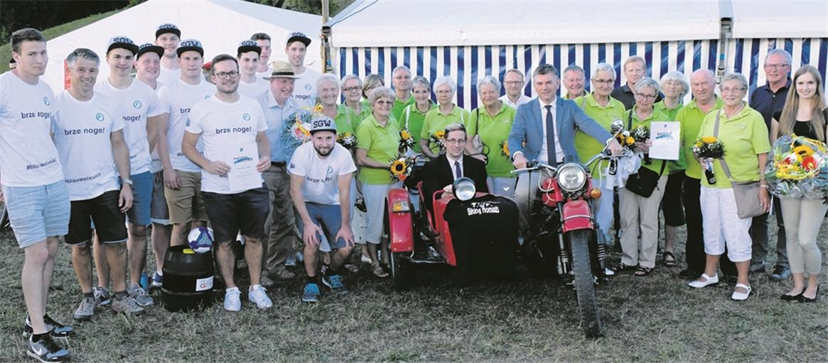 Anlässlich des Weissacher Sommerempfangs gab es zahlreiche Ehrungen für besonderes Engagement in der Gemeinde und herausragende sportliche Leistungen. Im Anschluss an den offiziellen Teil stellten sich die Geehrten zum Gruppenbild zusammen – mit ihnen Bürgermeister Ian Schölzel auf einem Motorrad der Biking Nomads und sein erster Stellvertreter Jörg Schaal im Beiwagen. Fotos: M. Kurz