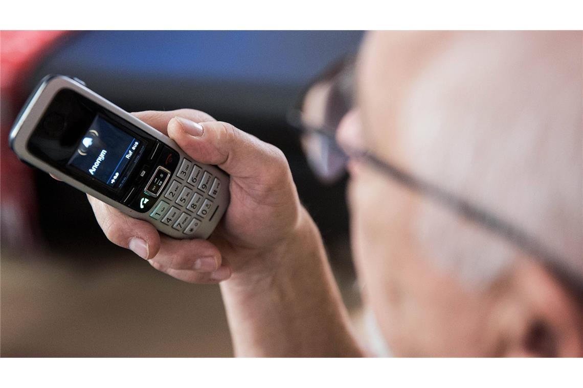 Senior um 150.000 Euro betrogen Anlagebetrüger haben einen älteren Mann um mehr als 150.000 Euro gebracht. (Symbolbild)