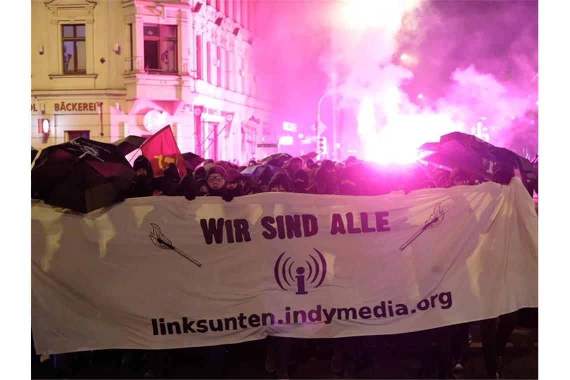 Steine auf die Polizei: Indymedia-Demo in Leipzig eskaliert Anlass der Demonstration ist ein anstehender Prozess um die Plattform vor dem Bundesverwaltungsgericht in Leipzig. Foto: Sebastian Willnow/dpa-Zentralbild/dpa