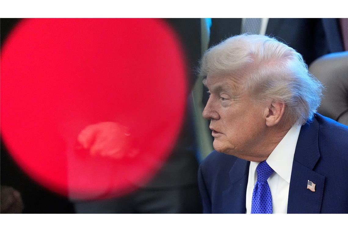 Anlass der neuen Eskalation ist ein Bericht der "New York Times" über den Streit zwischen Regierung und Universität, den Trump als "völlig falsch" bezeichnete.