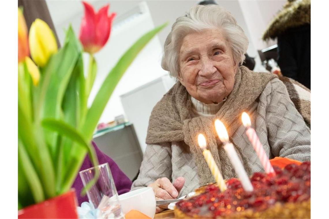 „Fast ein Wunder“: Uroma Mina übersteht Corona und wird 109 Anlass zum Feiern: Mina Hehn ist am Sonntag 109 Jahre alt geworden. Foto: Marijan Murat/dpa