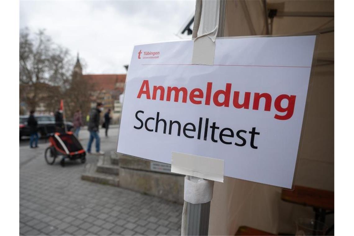 "Anmeldung Schnelltest" steht an einer Teststation für Corona-Schnelltests. Foto: Sebastian Gollnow/dpa