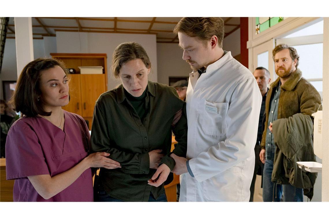 Wer anderen das Leben zur Hölle macht . . . Ann Kathrin Klaasen (Picco von Groote, M) lässt sich ausgerechnet von Dr. Sommerfeldt (Sven Schelker, r) und seiner Assistentin Cordula Baumann (Milena Straube, l) untersuchen.