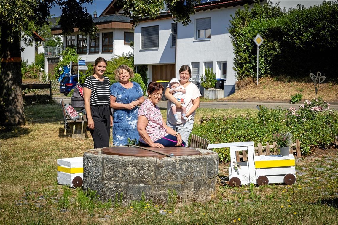 Landfrauen wollen den Althütter Dorfplatz beleben Ann-Kathrin Patzelt, Ilona Belz, Rose Gill und Carolin Patzelt, hier mit Sohn Frederick, setzen sich für einen einladenden Dorfplatz in der Gemeinde Althütte ein. Foto: Alexander Becher