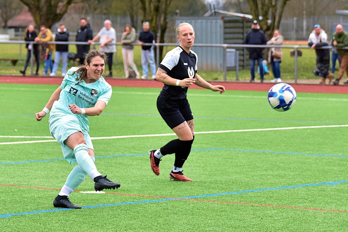 Plötzlich Aufstiegskandidat Ann-Katrin Renner (links) hat in der Nachspielzeit das Siegtor für die SGM gegen Spitzenreiter Jebenhausen erzielt. Foto: Tobias Sellmaier