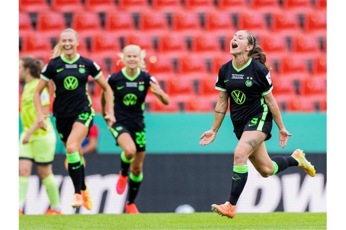 Wolfsburgerinnen nehmen jetzt das Triple ins Visier Anna Blässe (r) sorgte nach dem Seitenwechsel für das 2:2 für den VfL. Foto: Rolf Vennenbernd/dpa