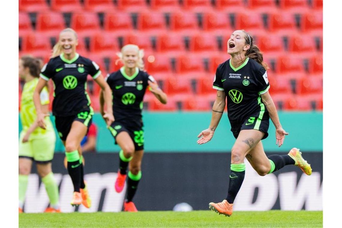 Anna Blässe (r) sorgte nach dem Seitenwechsel für das 2:2 für den VfL. Foto: Rolf Vennenbernd/dpa