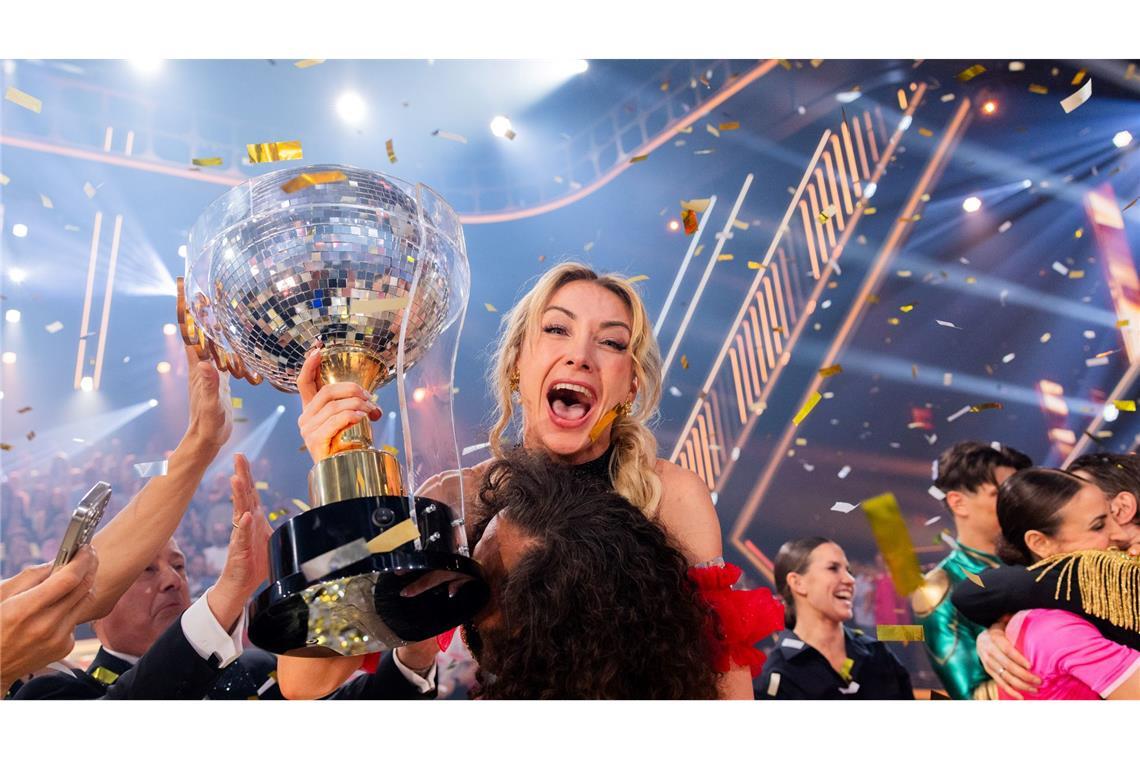 Anna-Carina Woitschack freut sich im Finale der RTL-Tanzshow „Let's Dance“ im Coloneum über den Sieg.