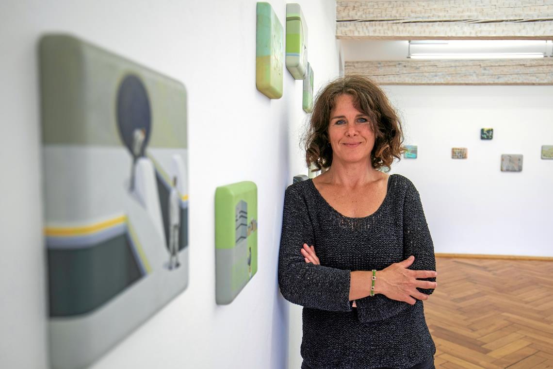 Anna Ingerfurth zieht die Besucher der Galerie der Stadt Backnang mit ihren künstlichen Wirklichkeiten in ihren Bann. Fotos: A. Becher