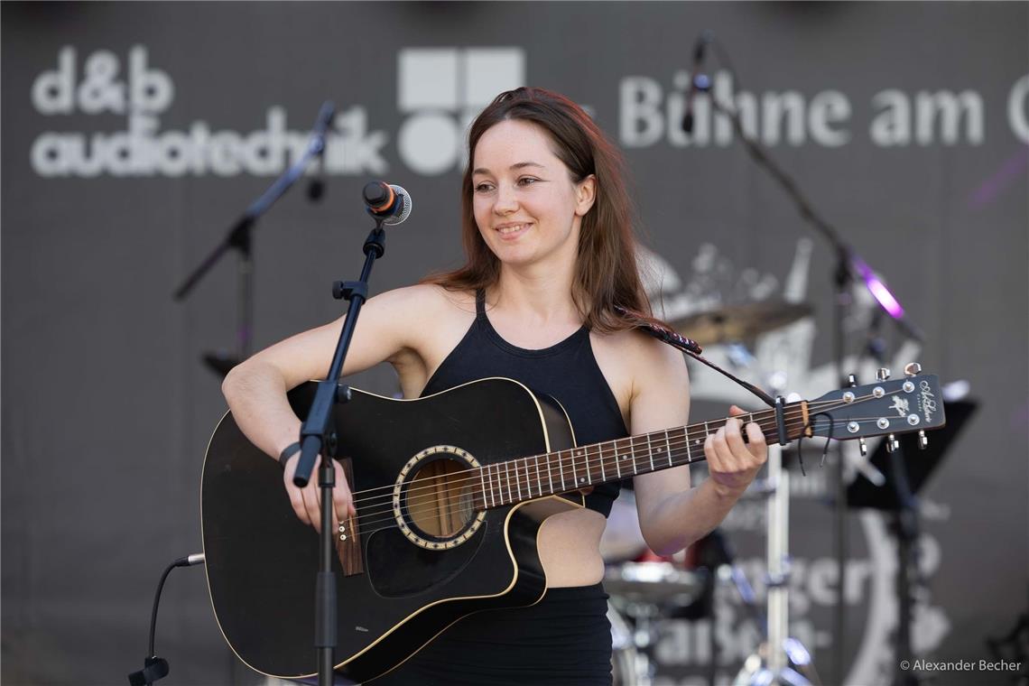 Anna Kneer ist Hochzeits- und Eventsängerin. 