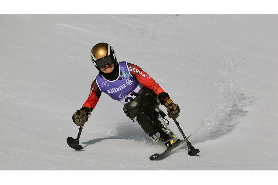 Anna-Lena Forster aus Deutschland fährt bei den  Winter-Paralympics beim Abfahrtswettbewerb der Damen im Sitzen zur Goldmedaillee.