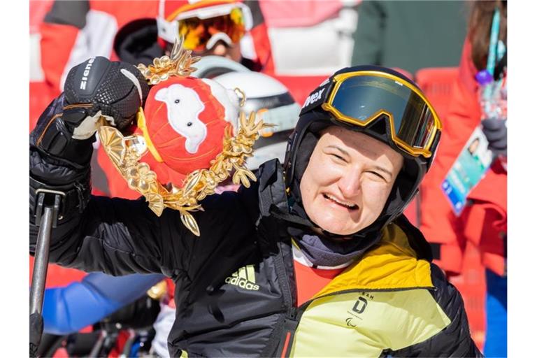 Anna-Lena Forster aus Deutschland jubelt über Platz zwei beim Para Ski Alpin in der Kategorie sitzend. Foto: Christoph Soeder/dpa