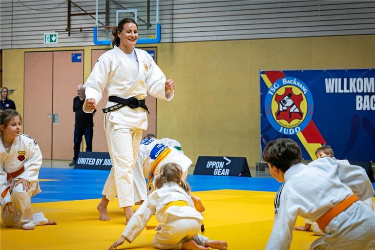 Anna-Maria Wagner hat ihren Spaß beim Training mit dem Backnanger Judonachwuchs. Foto: Alexander Becher