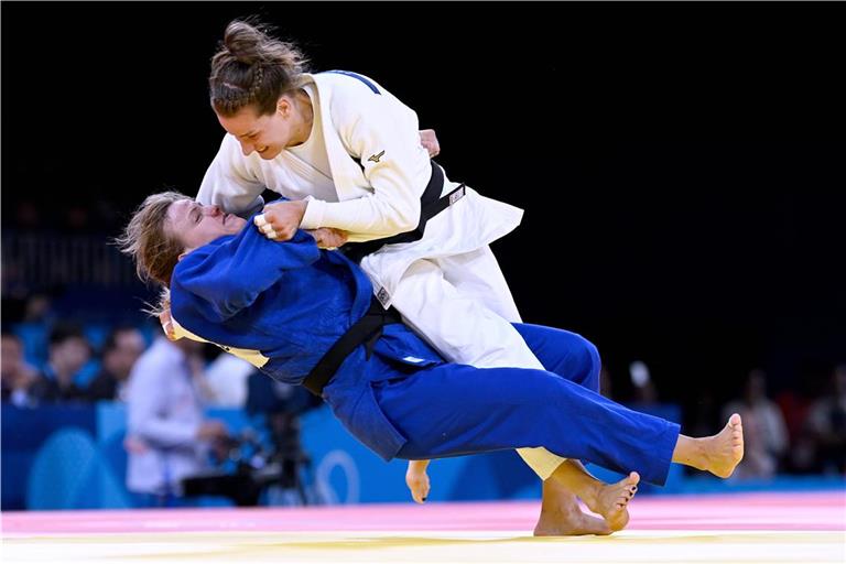 Anna-Maria Wagner (oben) bei den Olympischen Spielen in Paris gegen die für Guinea startende Marie Branser. Bei den Spielen in Paris war die zweifache Weltmeisterin auch deutsche Fahnenträgerin. Foto: Imago
