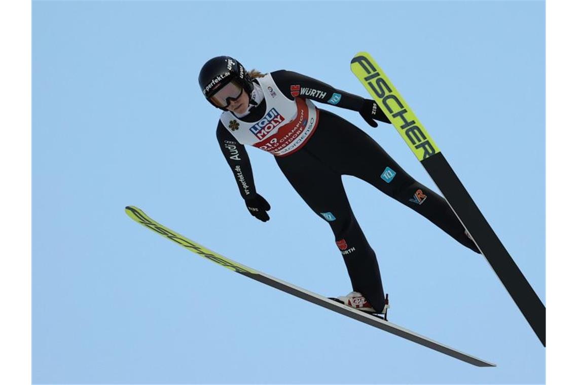 „Felsbrocken vom Herzen“: Skisprung-Mixed erobert Gold Anna Rupprecht sprang auf der Schanze am Schattenberg 92,5 und 98,5 Meter weit. Foto: Daniel Karmann/dpa